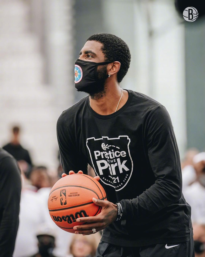 每体：巴萨有意左后卫索萨，想用桑托斯欠的290万欧锁定交易（每体：巴萨看中左后卫索萨，计划以桑托斯所欠290万欧作为筹码敲定转会）