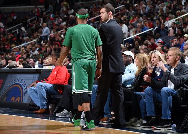 拦都拦不住！对手疑肘击队友，梅西出头“教育”阿根廷老乡（看不下去！对手疑肘击队友，梅西挺身而出训斥阿根廷同胞）