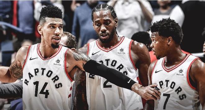 防线漏洞频出 难挡对手冲击（后防失误不断 难以抵御对手猛攻）