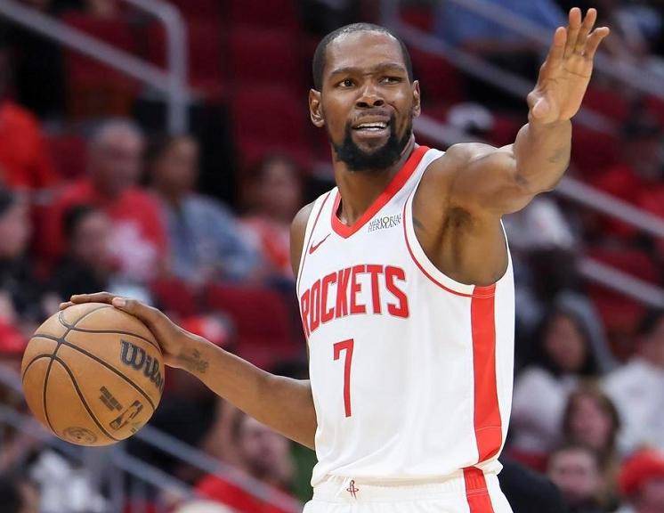 球员直接摊手，态度很明显（球员摊手示意，态度一目了然）