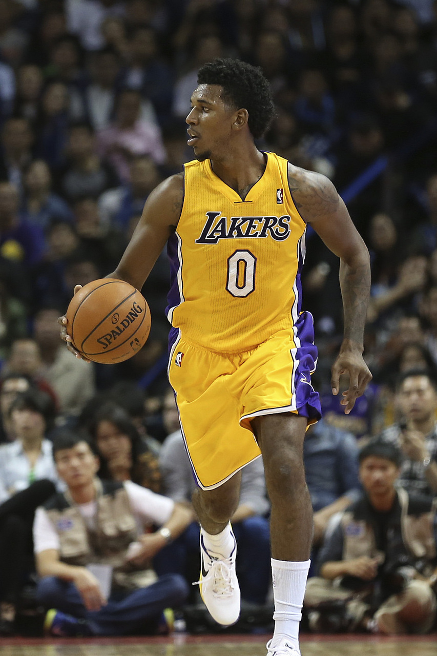 连输埃因霍温、本菲卡，那不勒斯队史首次遭遇欧冠客场连败（先后负于埃因霍温、本菲卡，那不勒斯队史首次在欧冠客场吞下两连败）