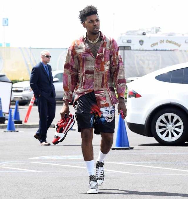 穆里尼奥：执教与评论教练是两回事，而评论别人总是容易的（穆里尼奥：带队与点评是两码事，评论他人总是更容易）