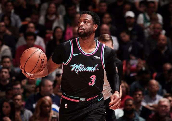 年轻中卫连续两场零失误，发挥稳健（小将中卫连场无失误，发挥沉稳）